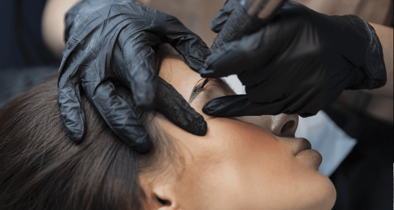 Profissional maquiando um cliente